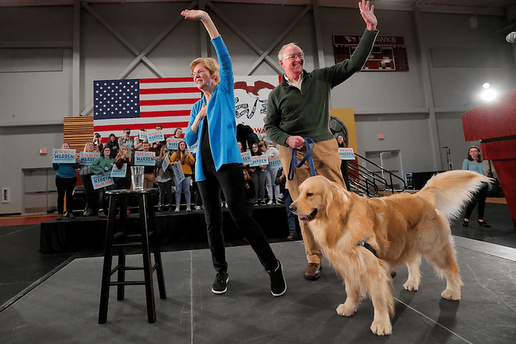 Elizabeth Warren, cùng chồng là Bruce Warren và chú chó Bailey trong đợt vận động tranh cử ở Iowa (Ảnh: Reuters - Brian Snyder)