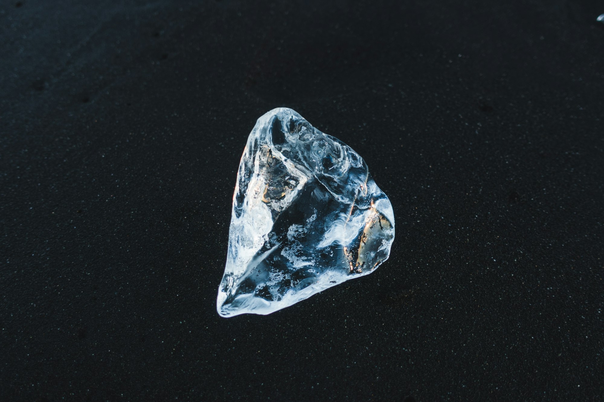 Áp lực không làm nên kim cương: Từ góc nhìn vật liệu học đến sự nam tính "mỏng manh"
