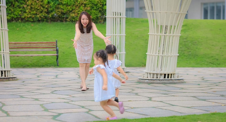 Thạc sĩ Tâm lý Tú-Anh Nguyễn cùng hai cô con gái của mình (Ảnh: NVCC)
