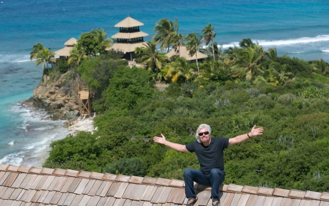 Tỷ phú Richard Branson trên hòn đảo của mình - Ảnh: Take Aim Photography