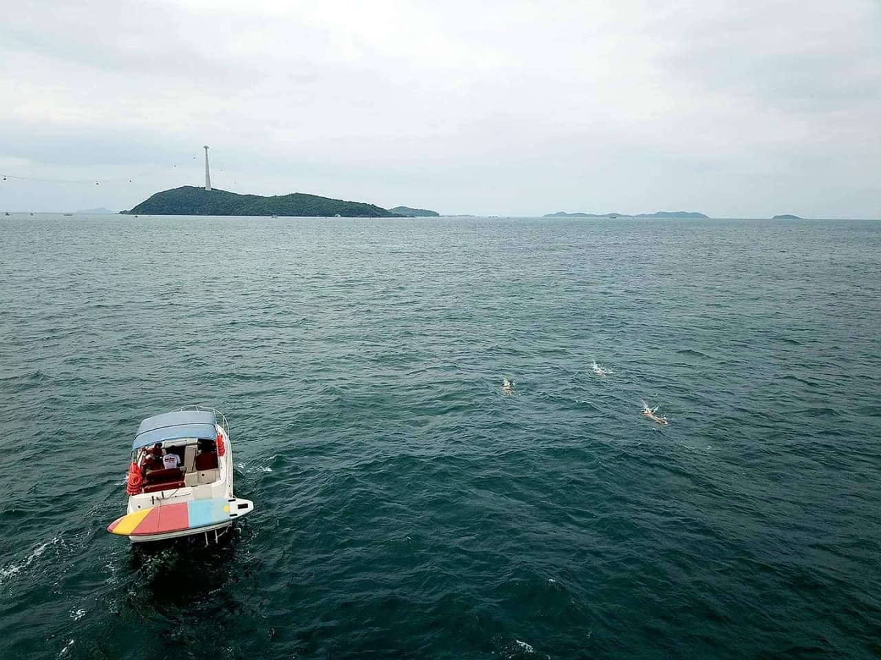 Anh Duy tham gia bơi gây quỹ 100km vòng quanh đảo Phú Quốc năm 2019. Ảnh: Khoa Trần