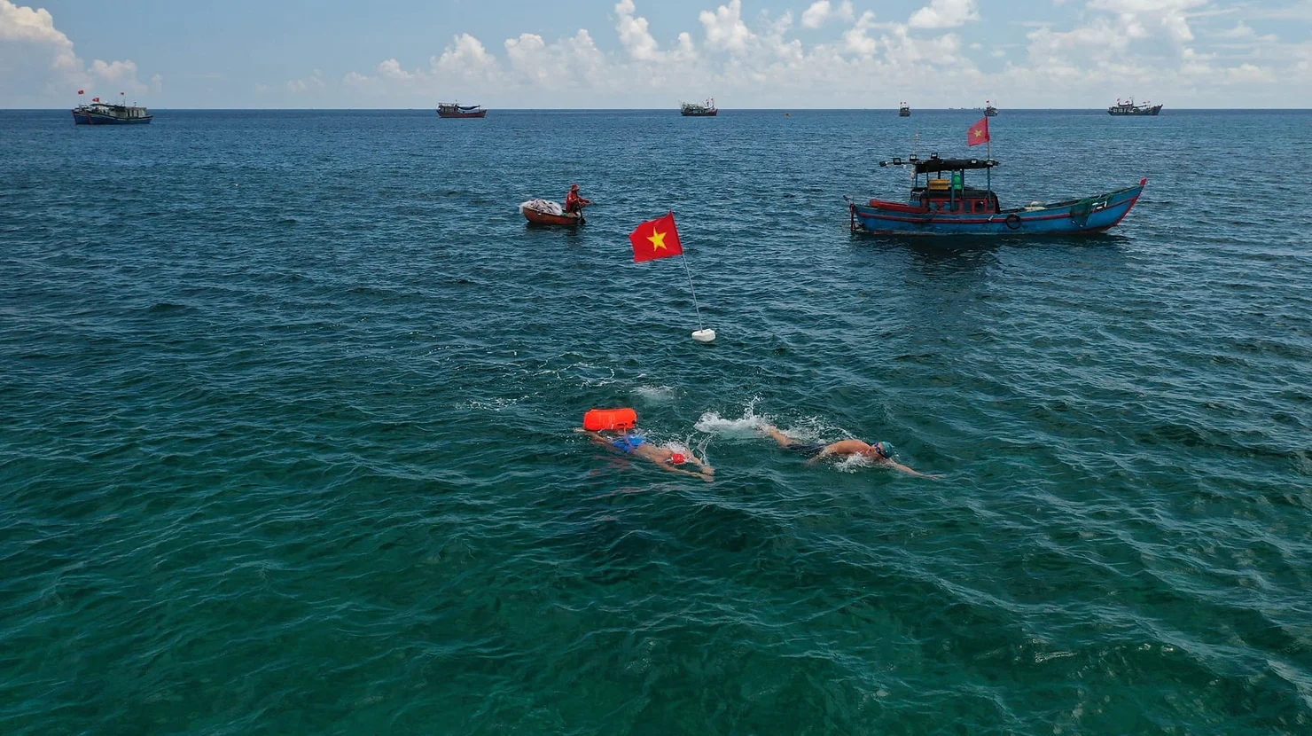 Anh Lương Ngọc Duy cùng bạn trong giải bơi vượt đảo Lý Sơn (Ảnh: Khoa Trần)
