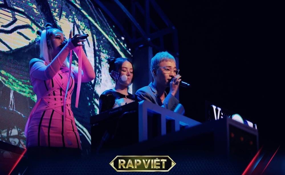 Ca sĩ Sofia (áo hồng) trình diễn trong chương trình Rap Việt. Ảnh: Rap Việt