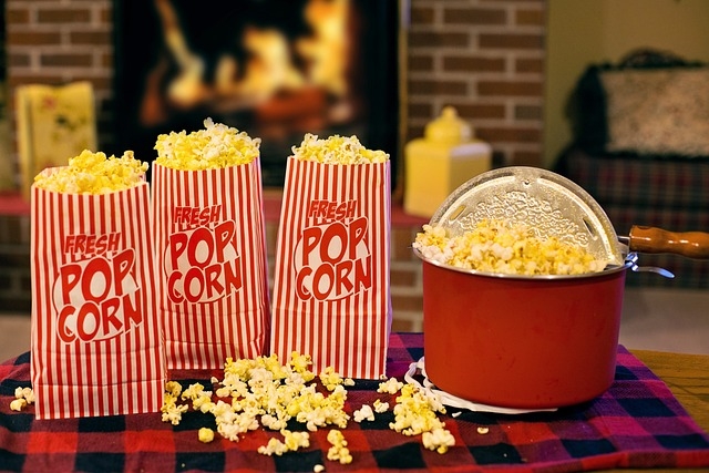 Xem phim & ăn vặt: Vì sao phim hành động lại khiến bạn "phàm ăn" hơn?